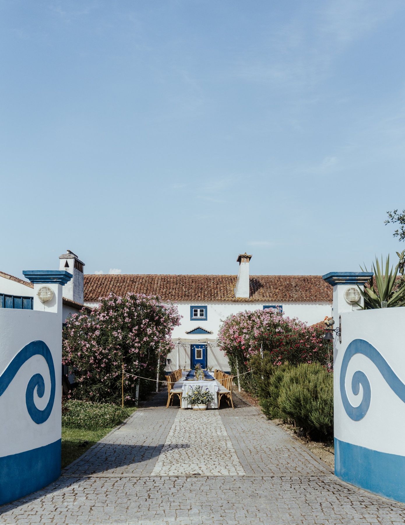 Entrada da herdade com ondas azuis