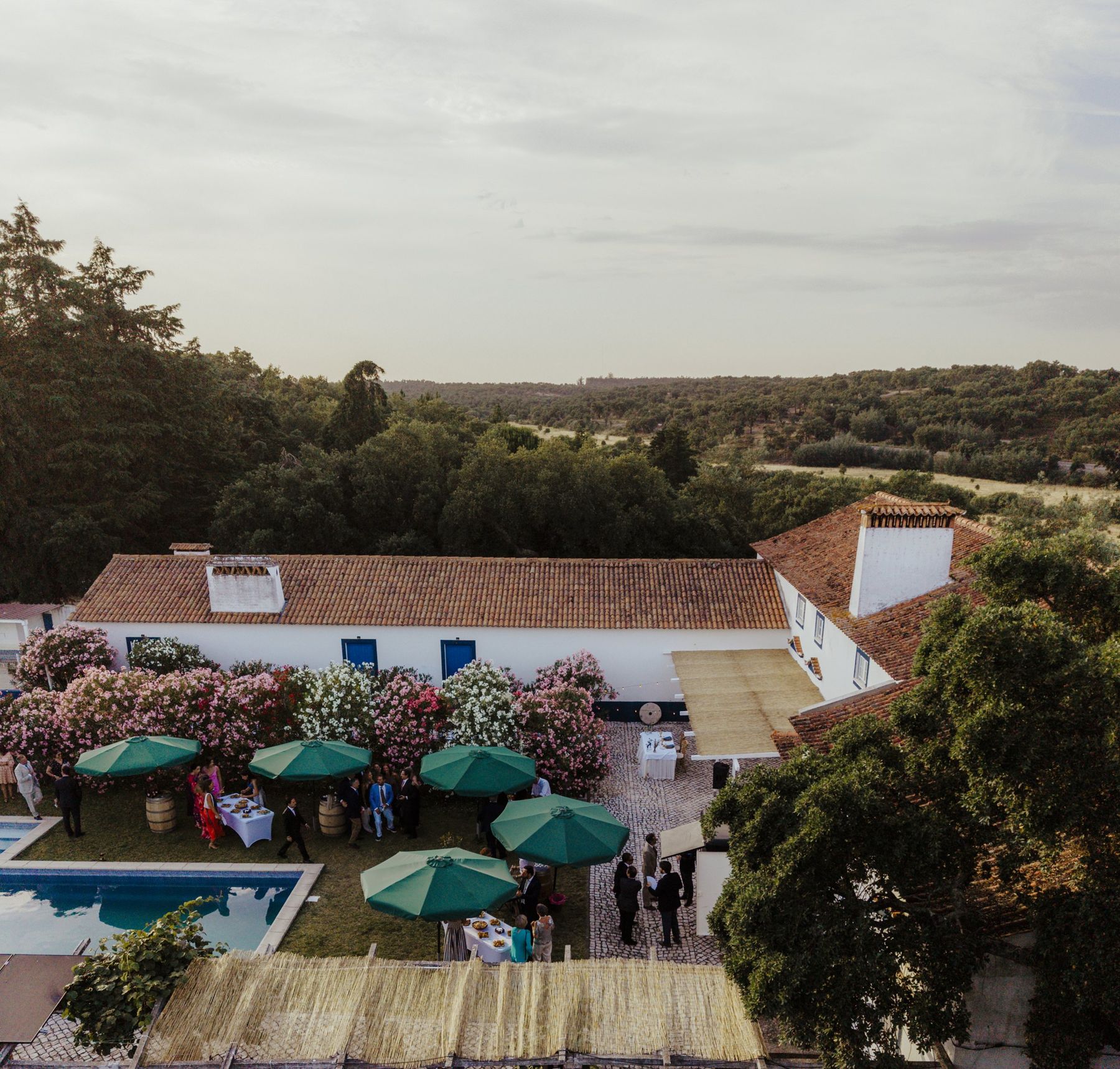Jardim e piscina junto à casa