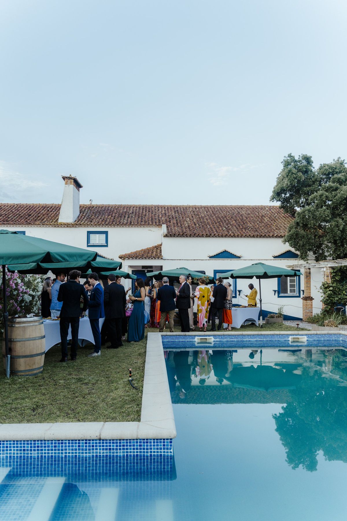 Convidados junto à piscina
